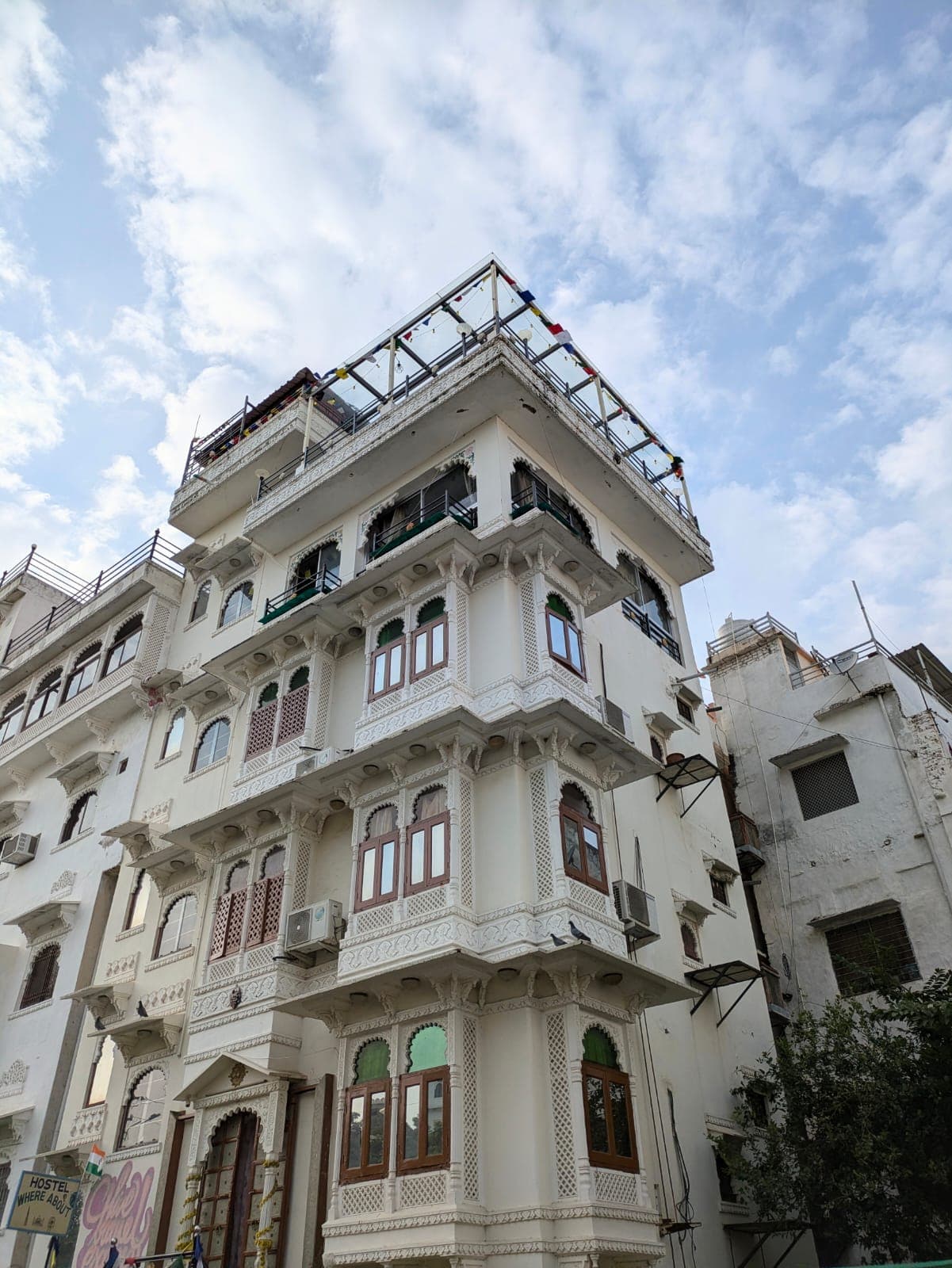 Singer Internship Opportunity – Live Music at a Backpacker Hostel